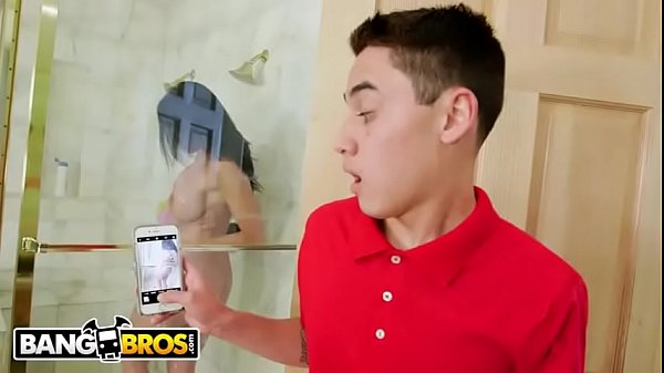 Quay lén mẹ kế đi tắm bị phát hiện và cái kết