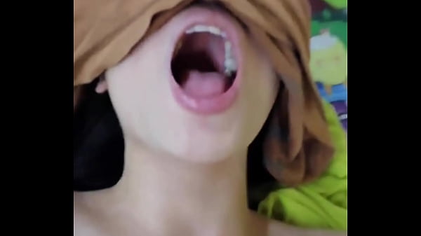 Vợ bảo thích cảm giác mới nên chồng bịt mắt rồi bắn tinh vào mồm