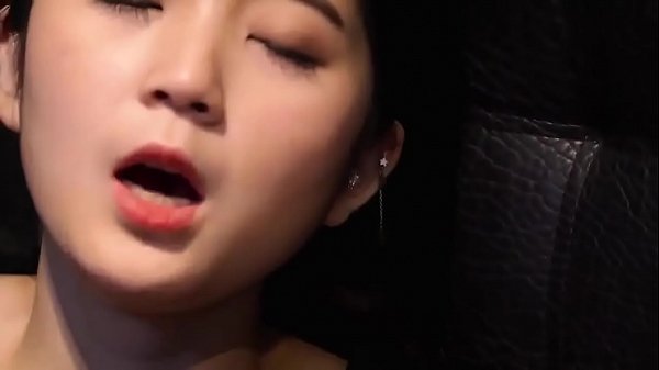 Em gái dễ thương đang xem sex rồi thủ dâm thì bị anh trai phát hiện đè ra địt