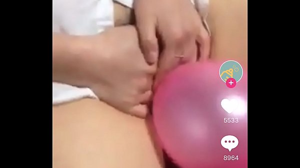 Em gái thủ dâm bằng bong bóng hơi dâm đãng