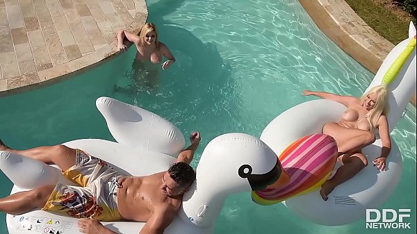 Quay clip anh trai cặc bự threesome với 2 em hàng xóm vúto