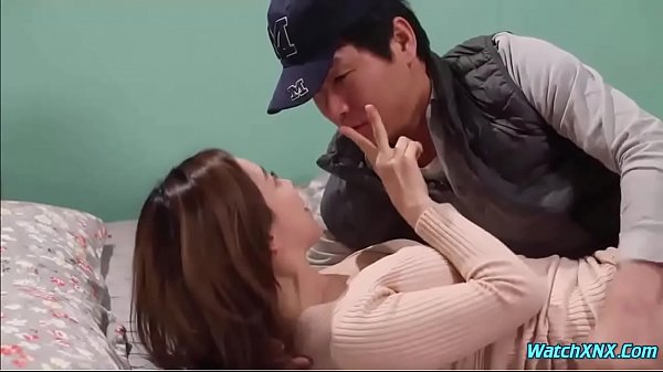 Anh shipper căc bự đè em chủ nhà ra địt khi không có ai
