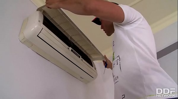 Anh thợ sửa máy lạnh may mắn và em chủ nhà dâm đãng