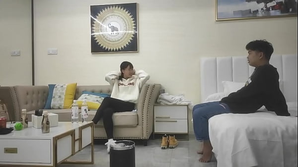 Trong khi ba mẹ đi vắng liền rủ người yêu về nhà địt nhau