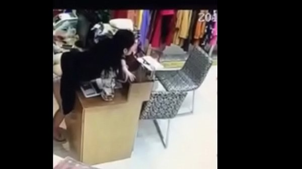 Vô tình check cam thấy chồng đang vụng trộm doggy với em thu ngân
