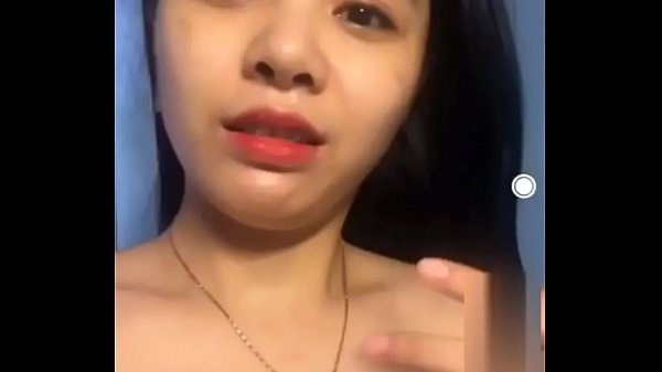 Gái đẹp show vú và cái lồn ướt