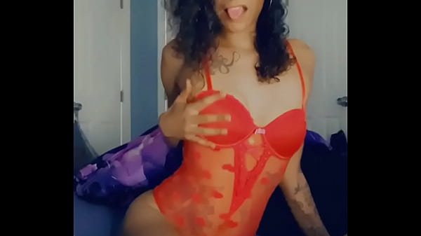 Cô nàng sexy mặc áo đỏ mlem vcl