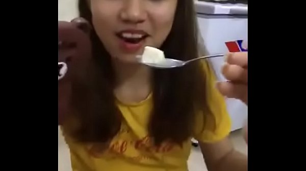 Em gái ăn kem rồi quay clip chịch trai