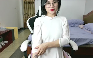 Em teen áo dài show vú trắng dâm vãi