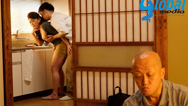 Người chồng không biết con trai mình lén đụ mẹ nó
