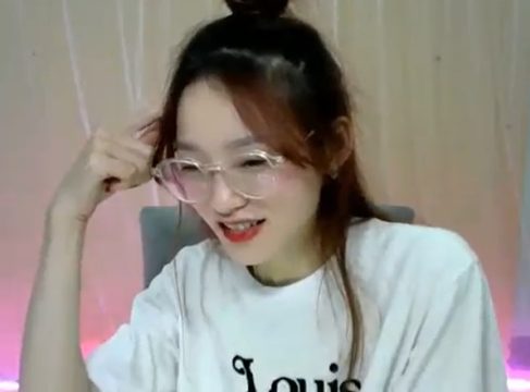Idol dễ thương quay tay cực mượt mà
