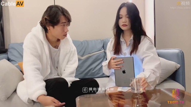 Cô nàng xinh dâm bán hàng cho khách nhờ âm đạo