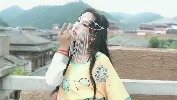 Địt em gái dân tộc thích cosplay cổ trang