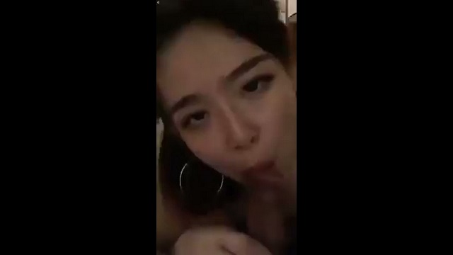 Gái xinh BJ xong cho bạn trai doggy phê vãi lồn